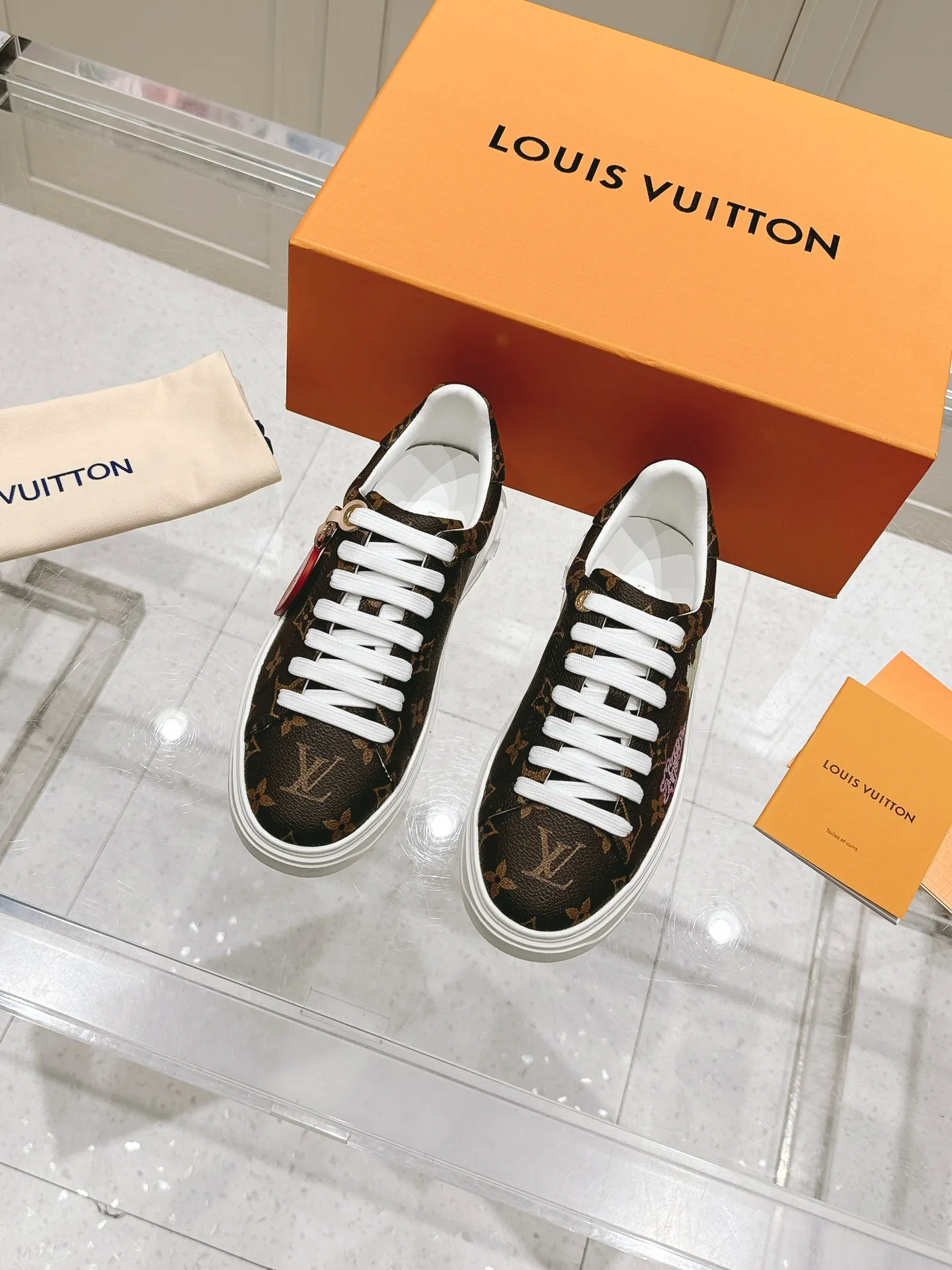 👟👟Ex-factory price 560👟👟 LV new white shoes, four-leaf clover🍀sunflower🌞 charm, add naughty and lively color to simple white shoes, easy to wear and durable, code number: 35+40 (41 customized)